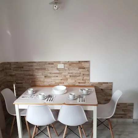 Designer 1 Bedroom White Tree 2 Minutes To The In The Center, Puerto De La Cruz, Tenerife 아파트 *