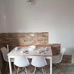Designer 1 Bedroom White Tree 2 Minutes To The In The Center, Puerto De La Cruz, Tenerife Apartman *